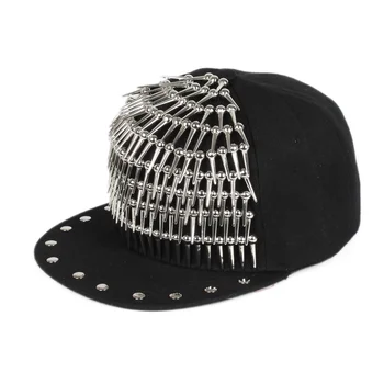 Didmeninių Europos ir Amerikos Punk Stiliaus užsakymą vyrų perdirbtos medžiagos mados metalo briauna rikošetas skrybėlės